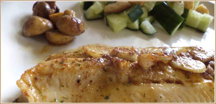 Smjörskeiktur silungur með sveppum og gúrkusalati