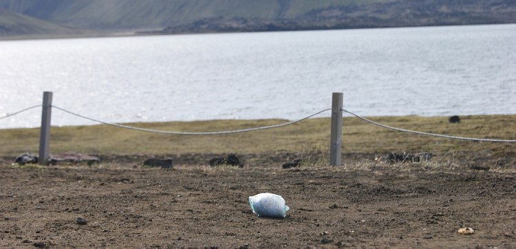 Þótt barni verði brátt í brók.... við Frostastaðavatn